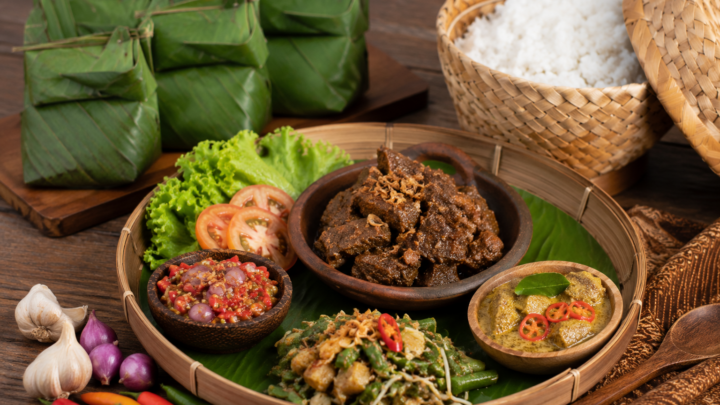 Paket Aqiqah dengan Menu Olahan Tradisional berisi nasi box lengkap dengan olahan kambing khas Nusantara