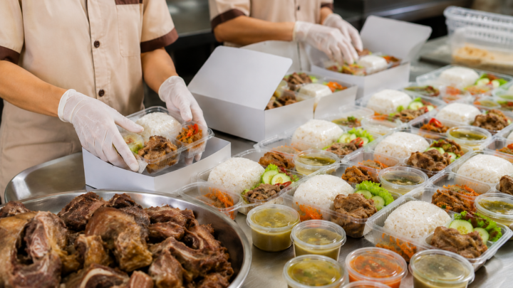 Paket aqiqah Bogor dengan nasi box lengkap, olahan kambing berkualitas, dan penyajian higienis untuk acara aqiqah keluarga