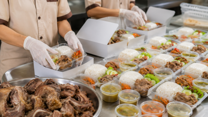 Paket aqiqah Jakarta Timur dengan nasi box lengkap, olahan kambing berkualitas, dan penyajian higienis untuk acara aqiqah keluarga