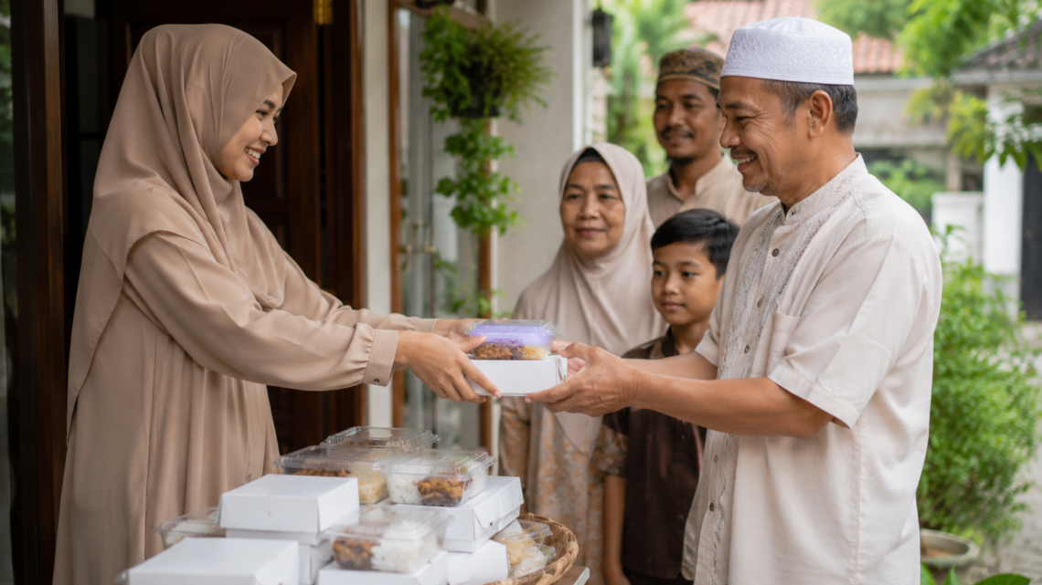 Keluarga sedang membagikan hidangan aqiqah dalam kemasan nasi box kepada masyarakat dengan tertib