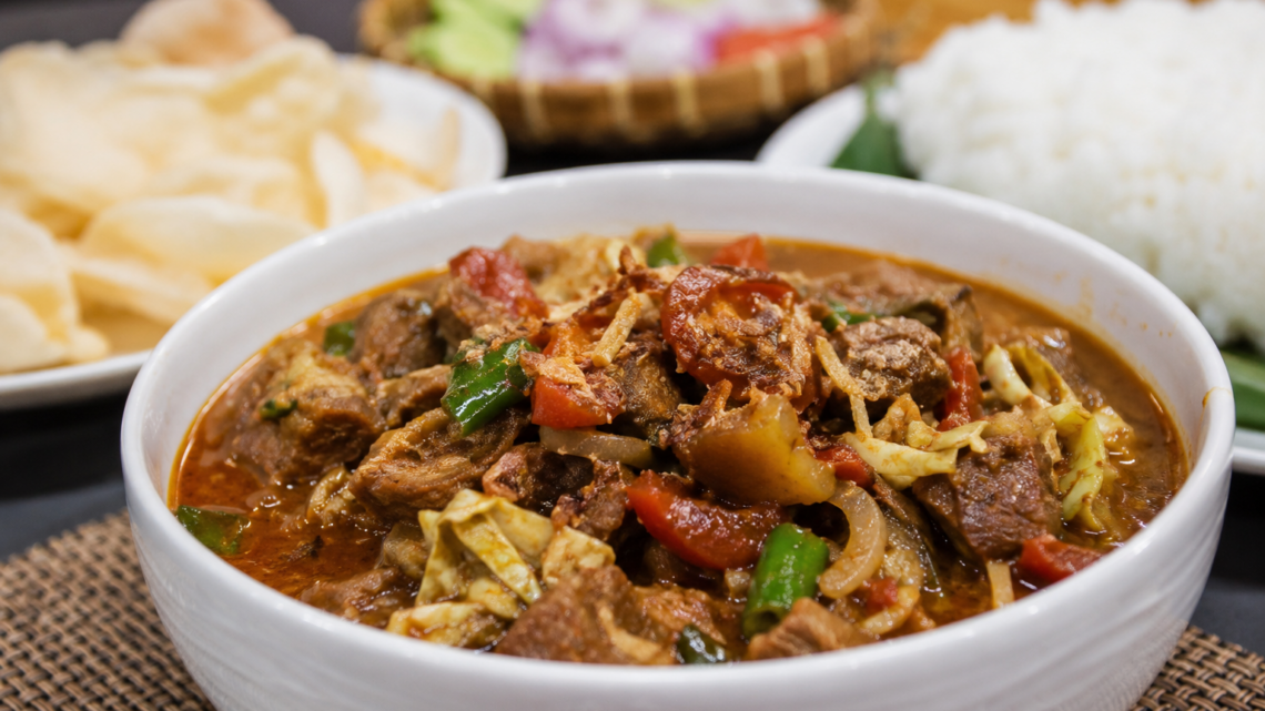 Paket Aqiqah Menu Tongseng dengan hidangan tongseng kambing, nasi, acar, dan pelengkap dalam kemasan siap saji.