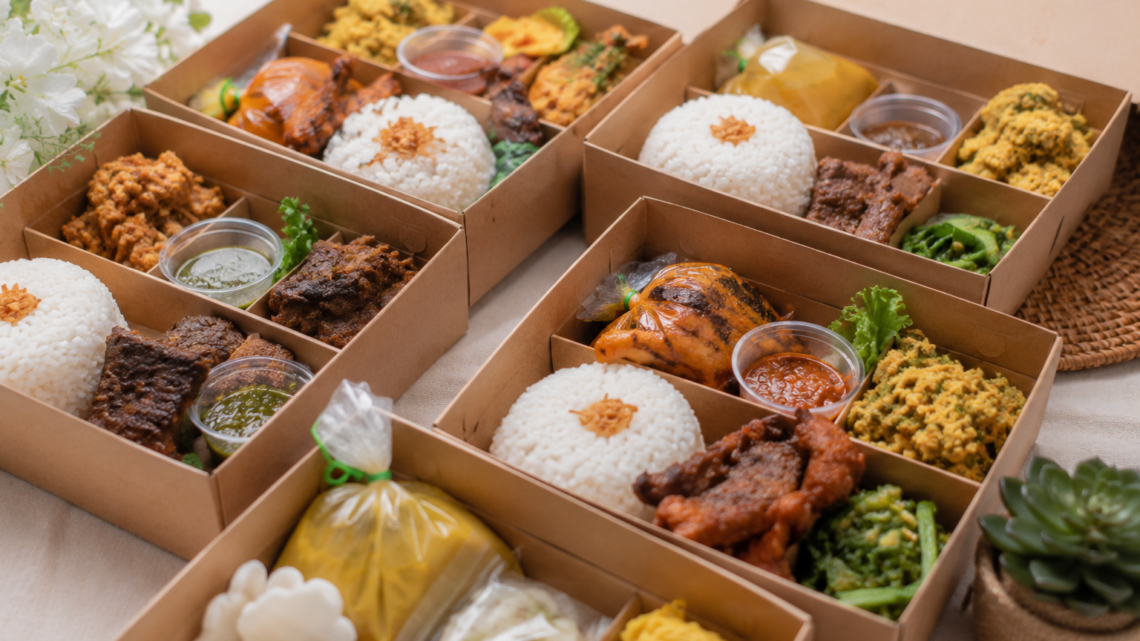 Paket nasi box aqiqah anak laki-laki dengan menu lengkap siap dibagikan kepada tamu undangan