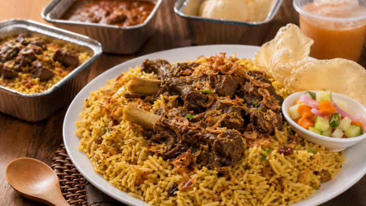 Paket aqiqah dengan nasi kebuli, olahan daging kambing, acar, sambal, dan kemasan nasi box premium.
