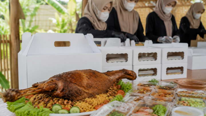 Paket aqiqah lengkap dengan nasi box siap dibagikan kepada penerima