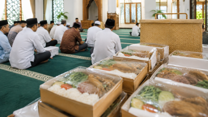 Paket aqiqah di masjid dengan nasi box siap dibagikan kepada jamaah setelah pelaksanaan aqiqah.