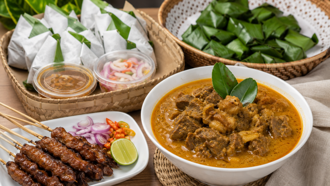 Paket Aqiqah dengan Menu Gulai dan Sate berupa hidangan sate kambing, gulai kambing, nasi box, dan kambing aqiqah berkualitas sesuai syariat Islam.