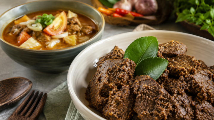 Biaya Aqiqah Anak Laki-Laki 2026 dengan menu rendang dan tongseng siap disajikan.