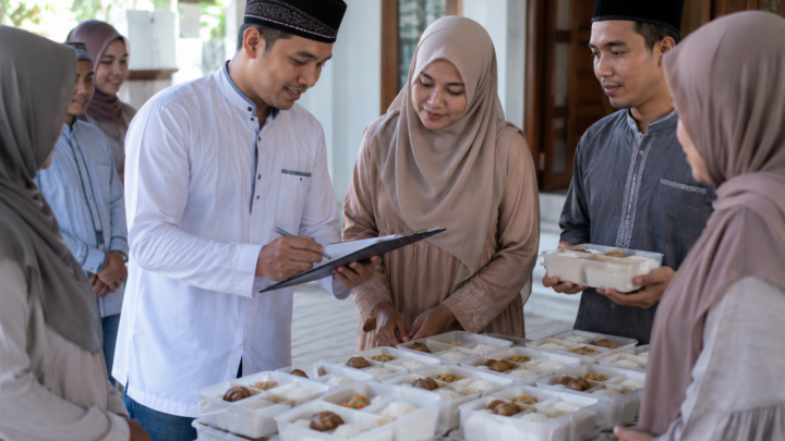 Penerima Hidangan Aqiqah menerima nasi box aqiqah yang telah dikemas rapi.