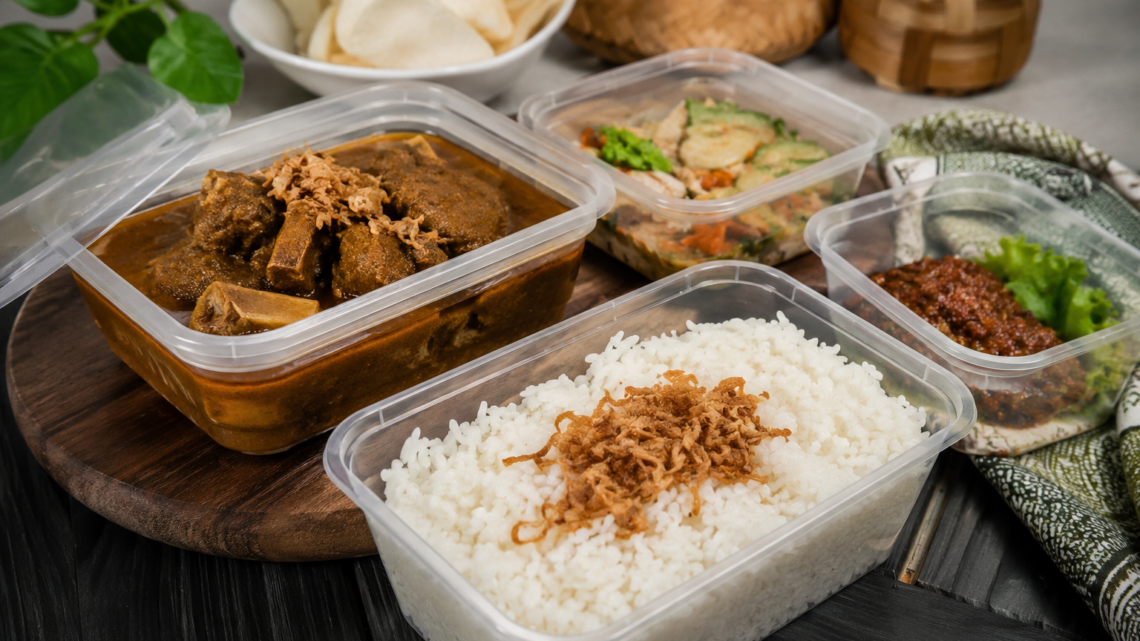 Harga Paket Aqiqah Siap Saji 2026 dengan menu sate dan gulai kambing dalam kemasan nasi box.