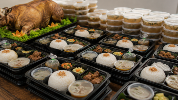 Paket aqiqah 2026 dengan nasi box lengkap tersusun rapi siap dibagikan kepada tamu undangan