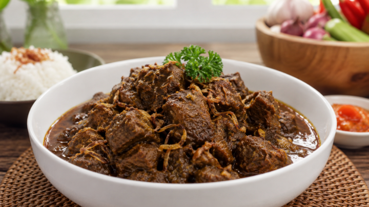 Menu aqiqah berupa nasi box dengan olahan kambing yang empuk, tidak prengus, dan disajikan secara higienis.