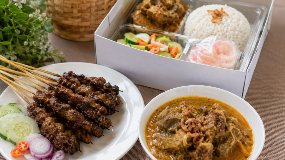 Paket Aqiqah Menu Sate dan Gulai dengan sajian sate kambing, gulai kambing, nasi, acar, dan pelengkap dalam nasi box.