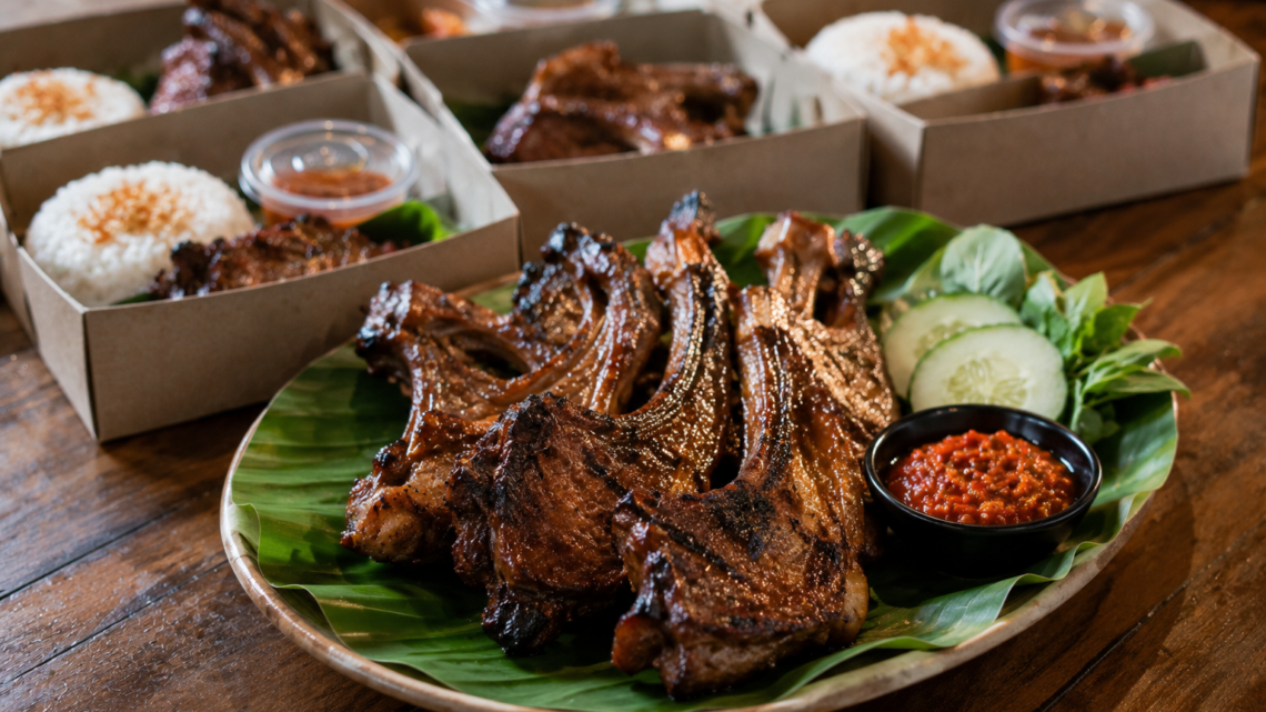 Paket Aqiqah Menu Kambing Bakar berupa hidangan kambing bakar yang diolah secara higienis dan disajikan dalam kemasan siap dibagikan untuk acara aqiqah.