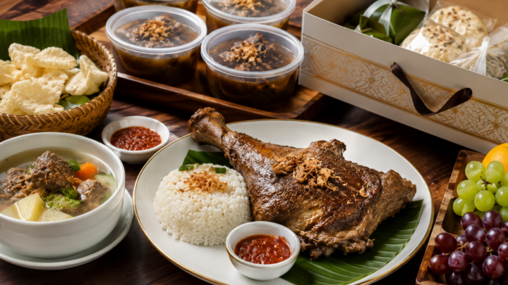 Paket Aqiqah Menu Premium dengan hidangan lengkap dalam nasi box siap dibagikan kepada keluarga dan masyarakat.