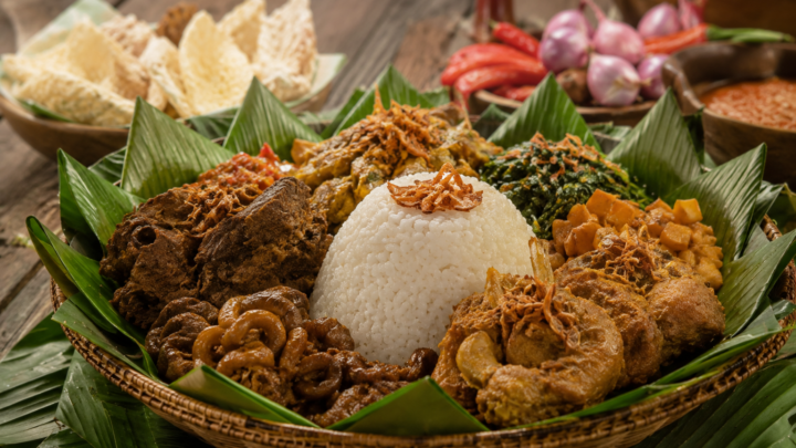 Paket Aqiqah Menu Tradisional berisi hidangan olahan kambing khas Nusantara yang disajikan dalam nasi box siap dibagikan.