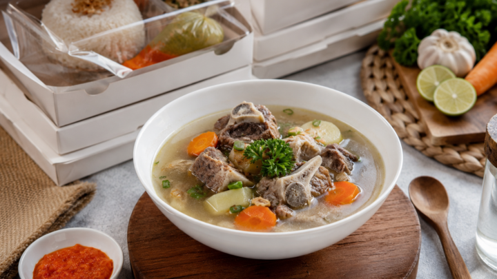 Paket Aqiqah Sop Kambing dengan nasi box berisi sop kambing, nasi putih, sambal, acar, dan pelengkap yang disajikan secara higienis.