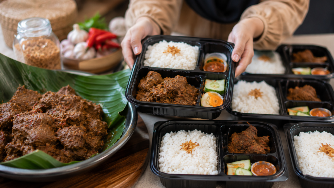 Paket Aqiqah Menu Rendang dengan nasi box berisi rendang kambing, nasi, lalapan, dan pelengkap yang disajikan secara higienis.
