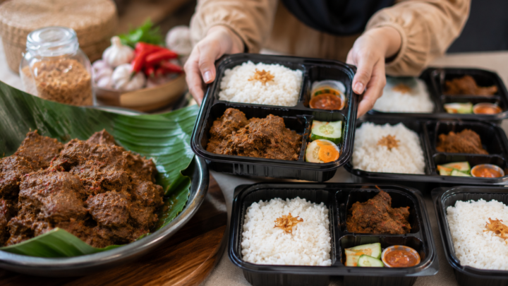 Paket Aqiqah Menu Rendang dengan nasi box berisi rendang kambing, nasi, lalapan, dan pelengkap yang disajikan secara higienis.