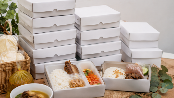 Paket aqiqah dengan nasi box tersusun rapi berisi olahan kambing lengkap siap dibagikan kepada tamu undangan.