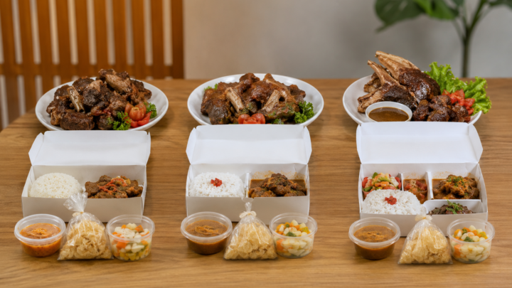 Paket Aqiqah Ekonomis memiliki perbedaan dengan paket medium dan premium dari sisi layanan, menu, serta spesifikasi kambing.